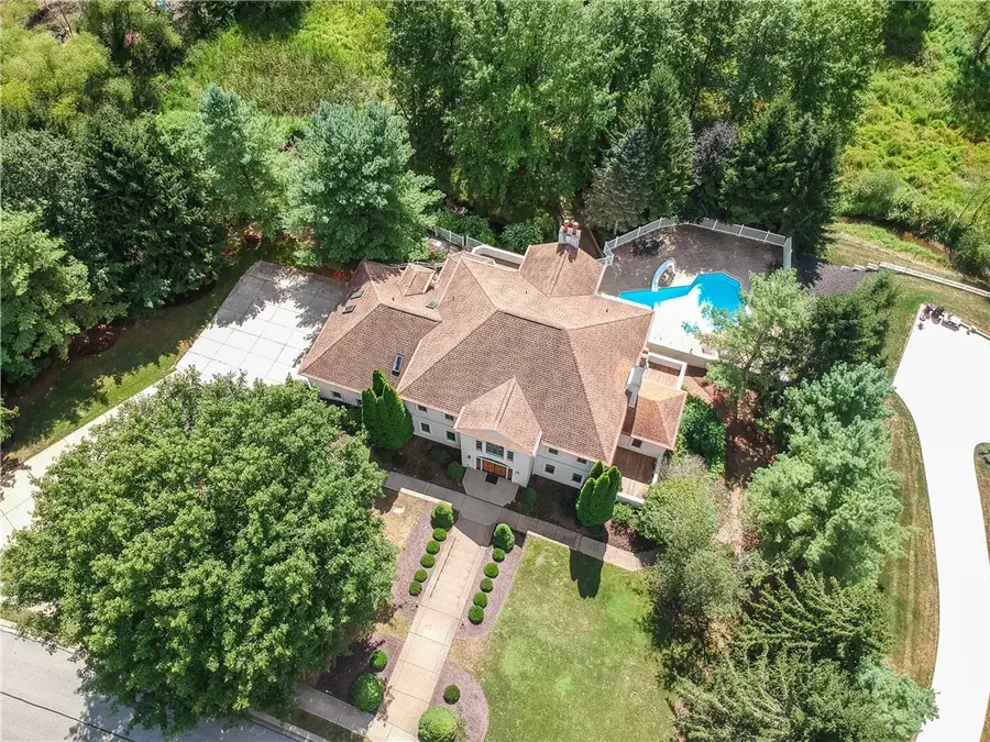 1561 Barrington Drive, Franklin Park, PA 15090 - Image #2