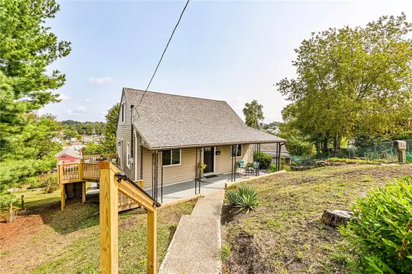 1141 Stock St, Lincoln Place, PA 15207