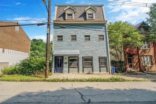 1154 Voskamp St, Troy Hill, PA 15212