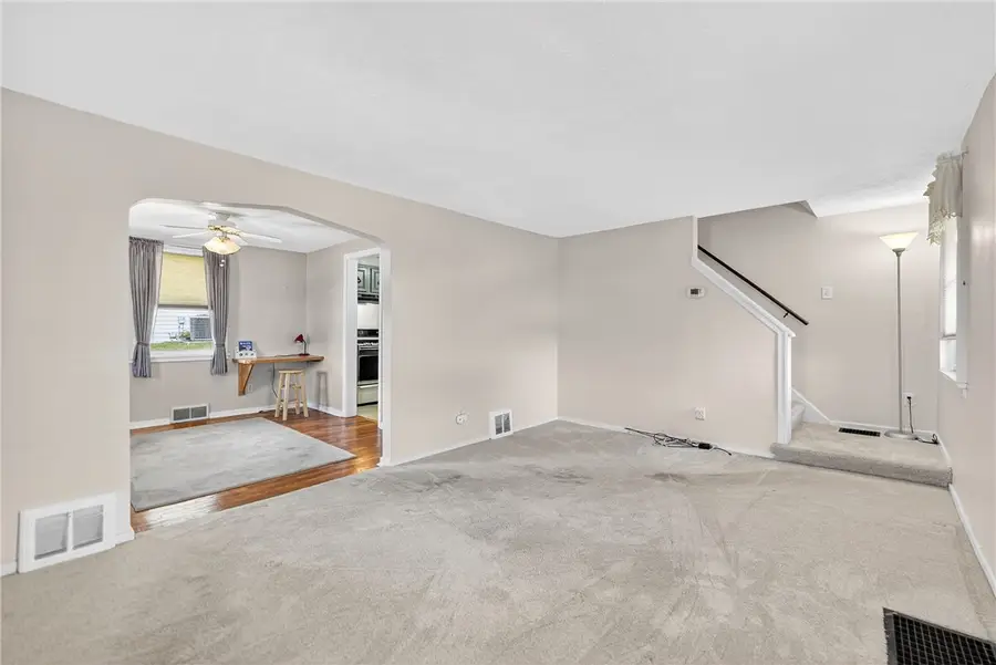 1141 Cloverfield Dr, Baldwin, PA 15227 - Image #2