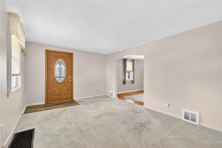 1141 Cloverfield Dr, Baldwin, PA 15227 - Image #3