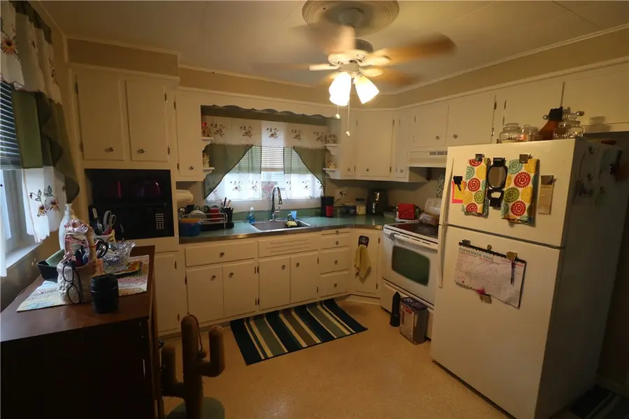 407 Lower Spring Ln, Daisytown, PA 15358 - Image #3