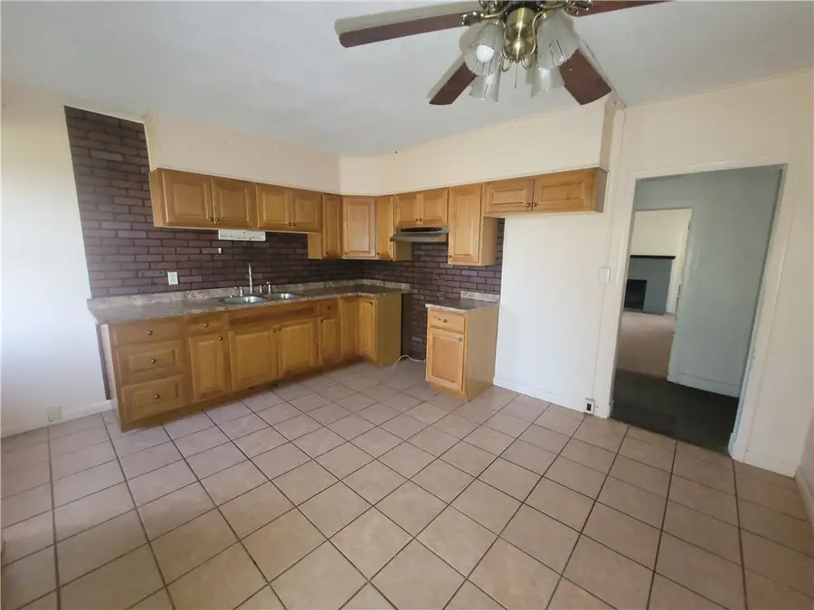 608 E Crawford Ave, Connellsville, PA 15425 - Image #3