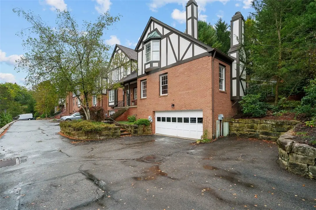 315 Kingsberry Cir, Mount Lebanon Township, PA 15234 - Image #1