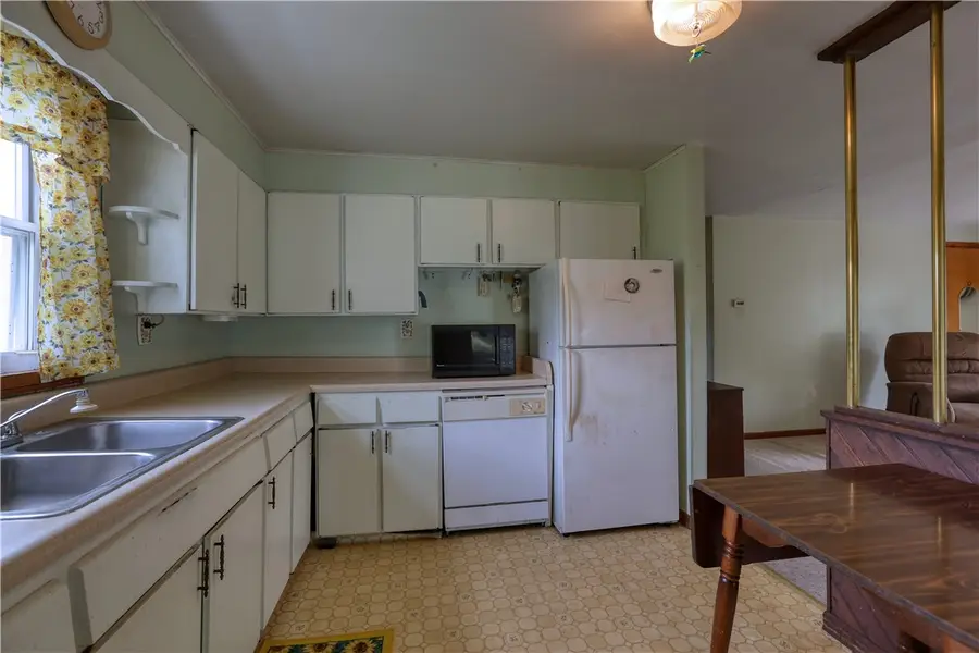 672 Tulip Dr, New Brighton, PA 15066 - Image #2