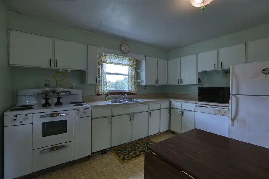 672 Tulip Dr, New Brighton, PA 15066 - Image #3