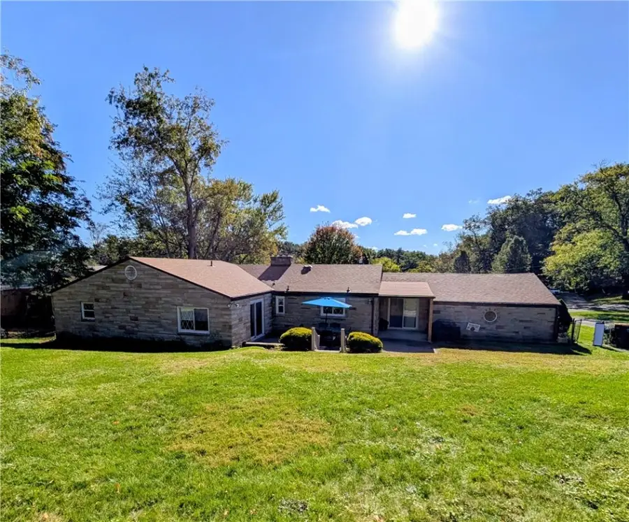 649 Rolling Green Dr, Bethel Park, PA 15102 - Image #2