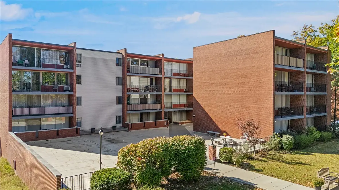 446 Hoodridge Dr #310, Castle Shannon, PA 15234 - Image #1