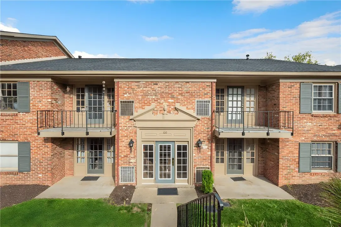 1010 Chatham Park Dr #J, Scott Township, PA 15216 - Image #1