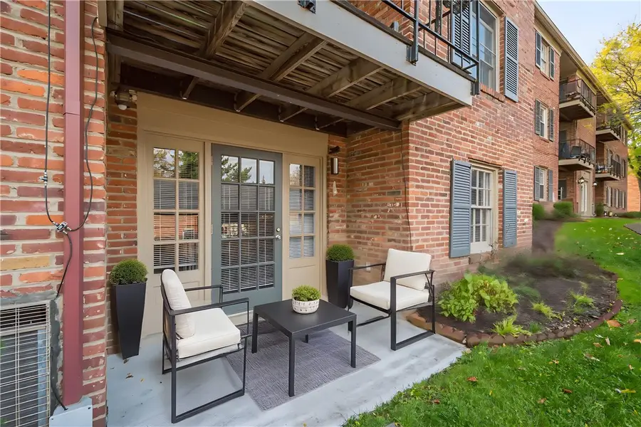 1010 Chatham Park Dr #J, Scott Township, PA 15216 - Image #2