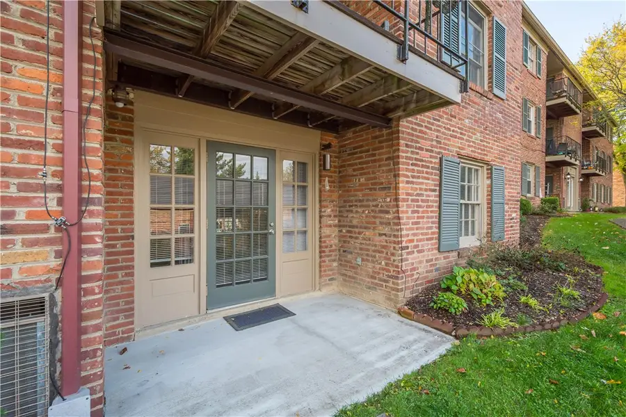 1010 Chatham Park Dr #J, Scott Township, PA 15216 - Image #3