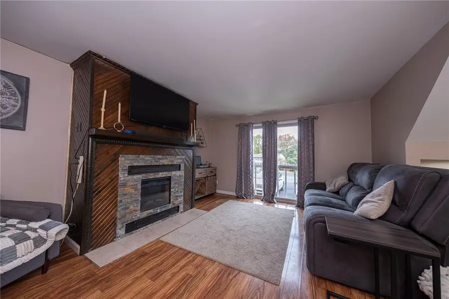 211 Parkwood Dr, Cranberry Township, PA 16066 - Image #2