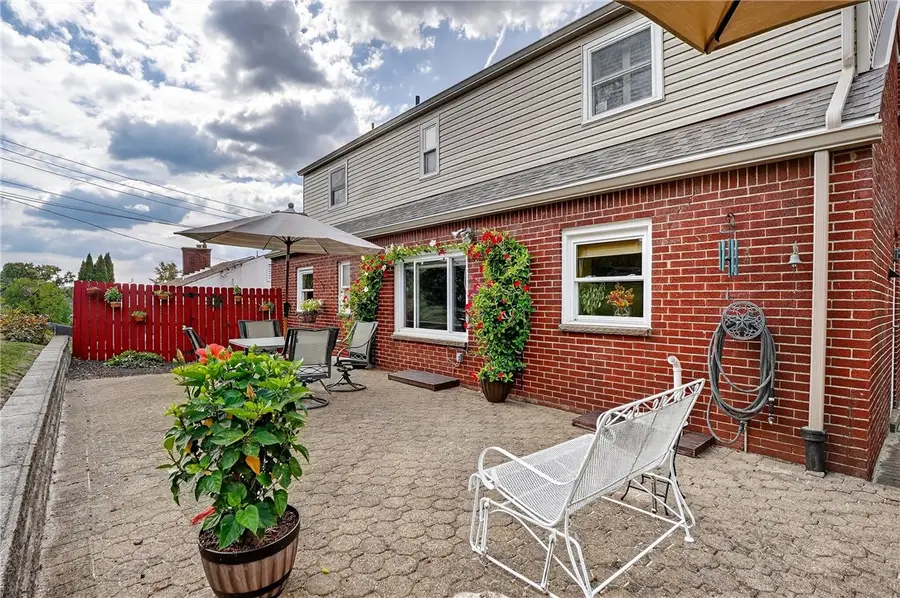 1241 Arrowood Dr, Mount Lebanon Township, PA 15243 - Image #2