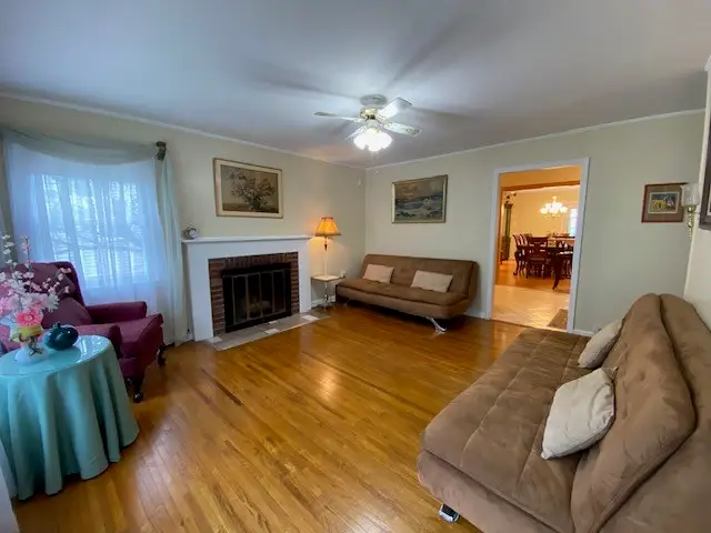 806 Kerry Hill Dr, Castle Shannon, PA 15234 - Image #2