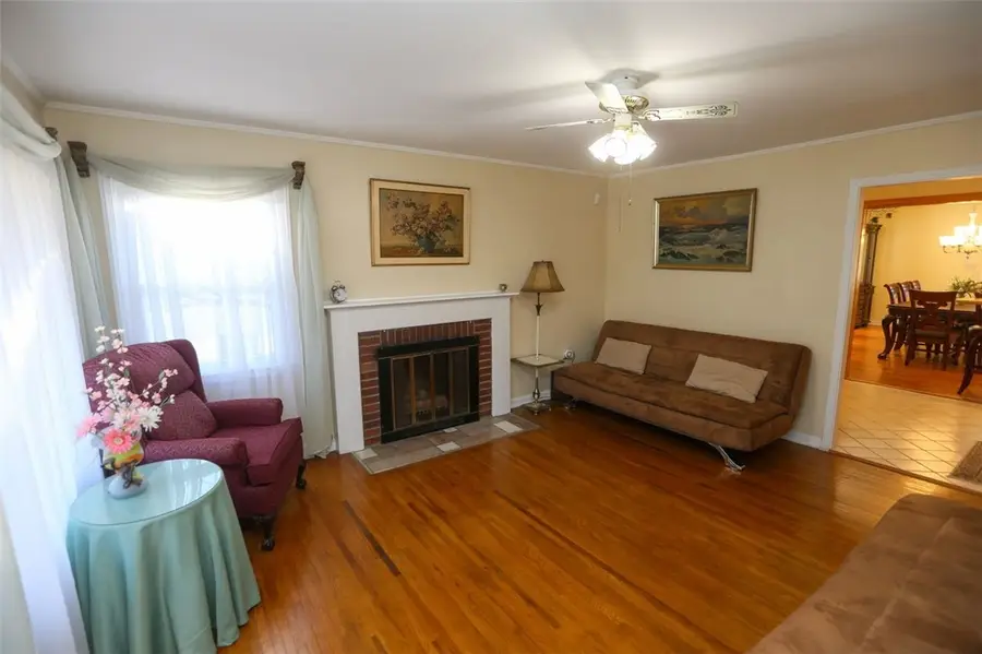 806 Kerry Hill Dr, Castle Shannon, PA 15234 - Image #3