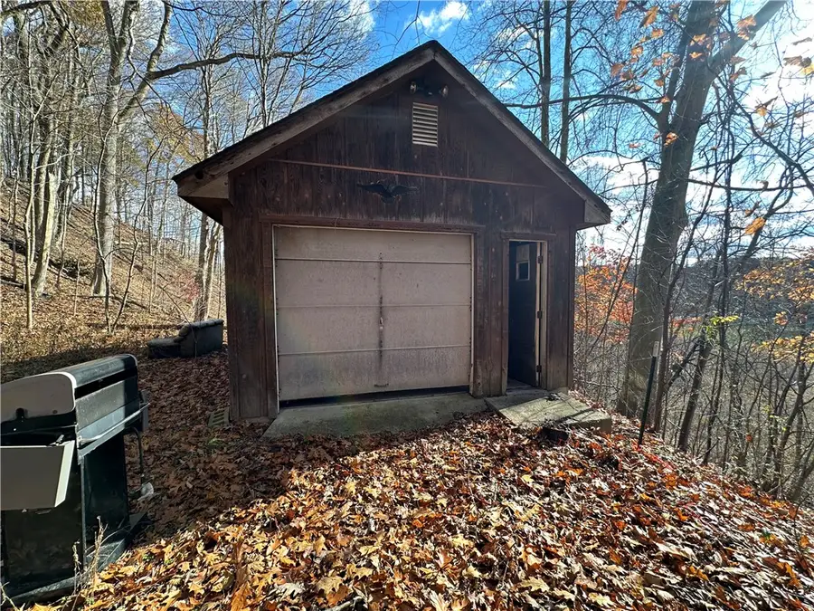 360 Lakewood Gardens Rd, Hickory, PA 16105 - Image #2