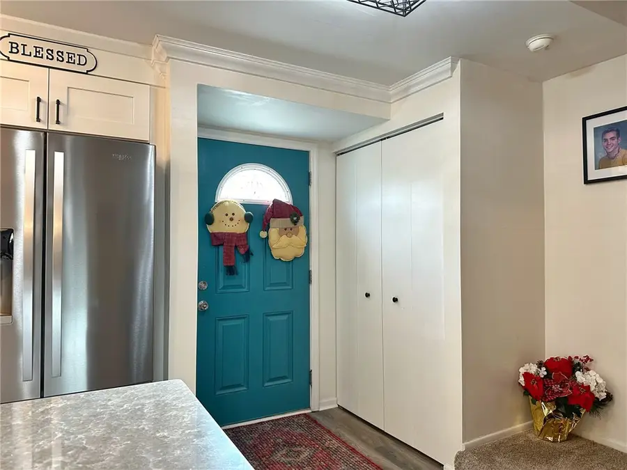 332 Parkwood Dr, Cranberry Township, PA 16066 - Image #2