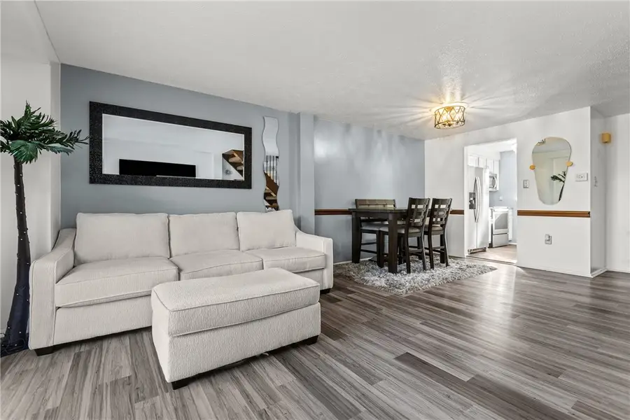 202 Bayberry Ln, Imperial, PA 15126 - Image #2