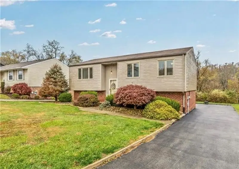 427 Stoneybrook Dr, Elizabeth Township, PA 15037 - Image #2