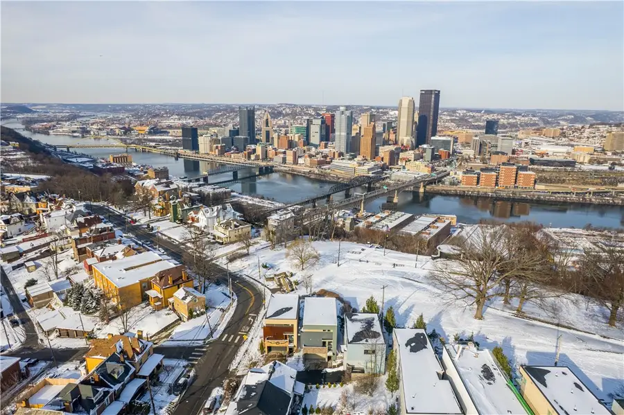 15 Bailey Park Ln, Mount Oliver, PA 15210 - Image #2