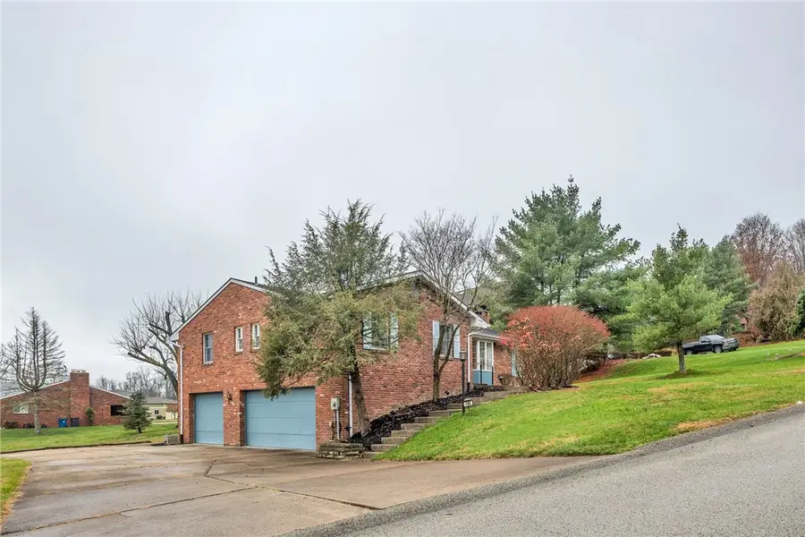 105 Lynn Ann Dr, Plum, PA 15068 - Image #2