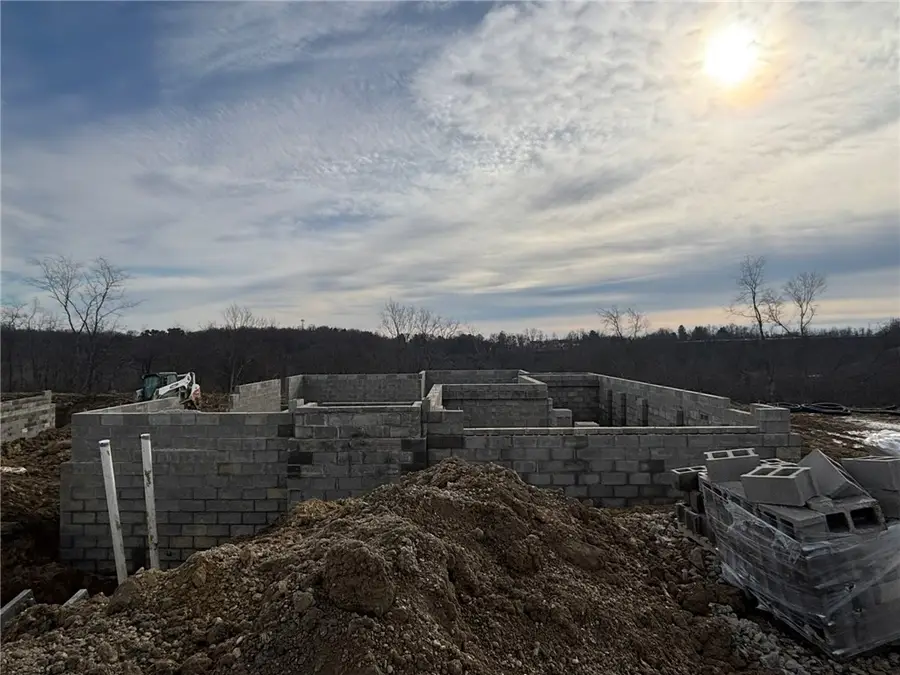 140 Victoria Dr, Findlay, PA 15108 - Image #2