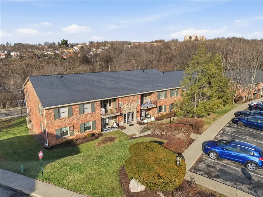 1110 Chatham Park Dr #E, Scott Township, PA 15216 - Image #2