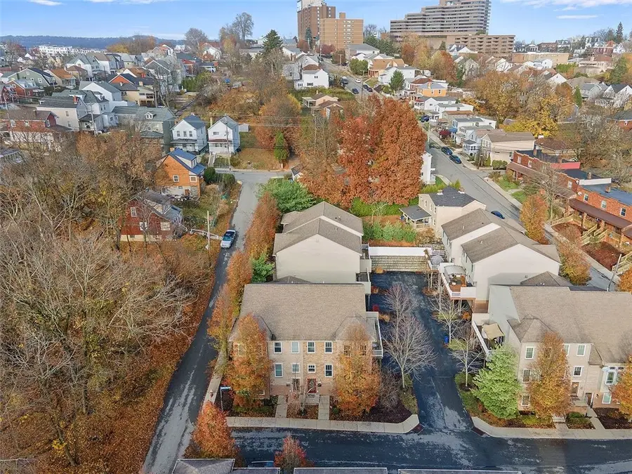 154 Sweetbriar Village Trl, Mount Washington, PA 15211 - Image #3