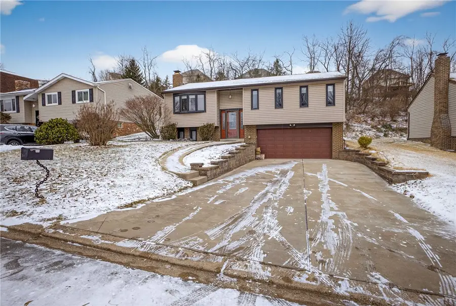 216 Manor Dr, Pleasant Hills, PA 15236 - Image #2