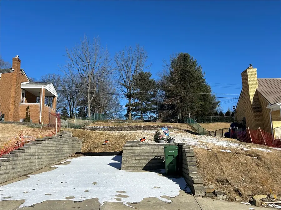 845 Corbett Dr, Castle Shannon, PA 15234 - Image #2