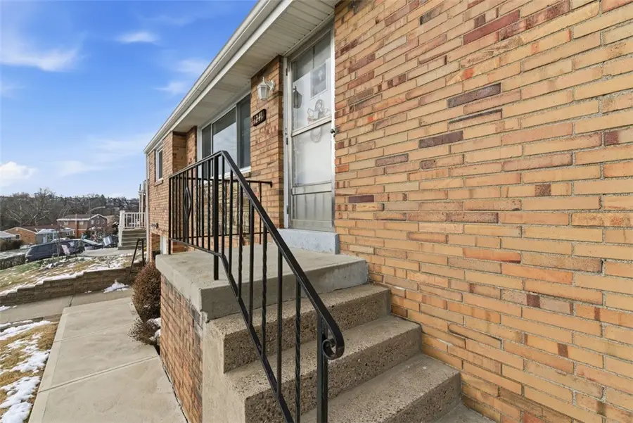 1241 Pleasantvue Dr, Pittsburgh, PA 15227 - Image #2