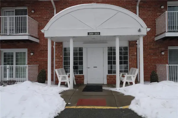 211 Clubhouse Dr #211, South Strabane, PA 15301