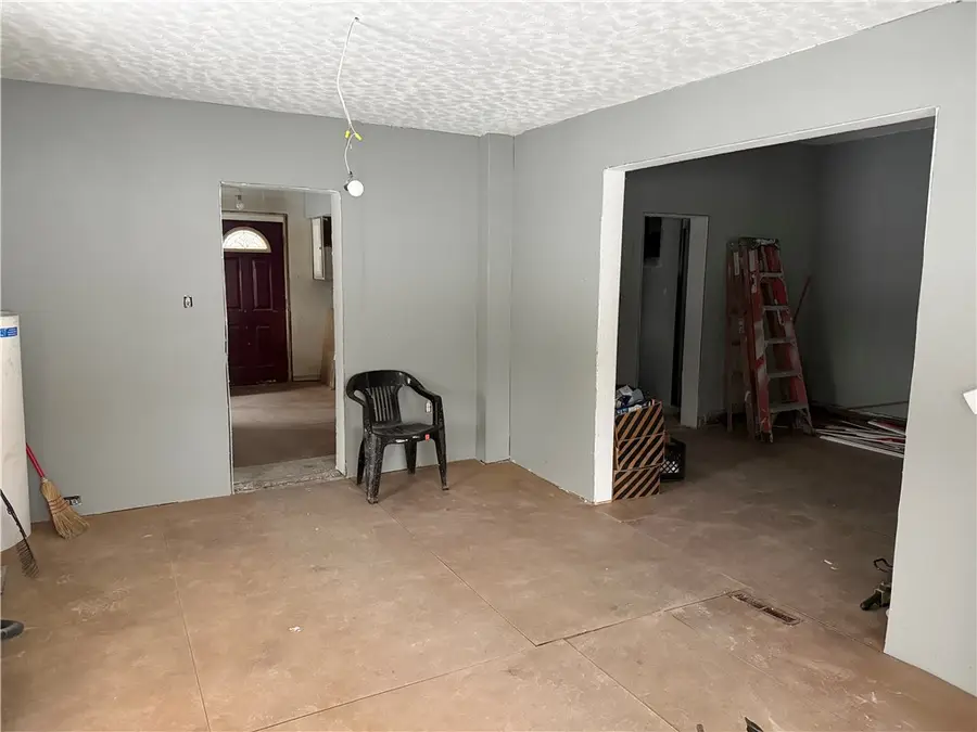 1118 Wallis Ave, Farrell, PA 16121 - #3