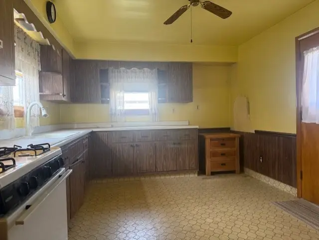 211 S Allen Ave, Donora, PA 15033 - #2