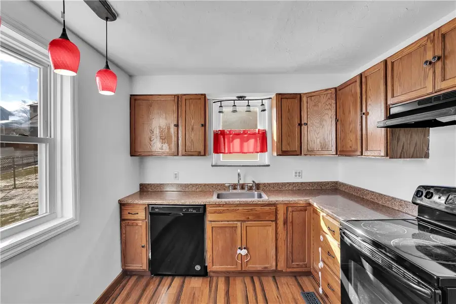 114 S 8th St, Youngwood, PA 15697 - #3