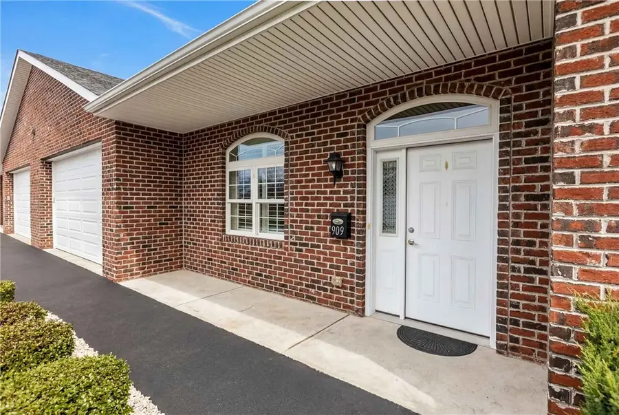 909 Valentina Ln, New Kensington, PA 15068 - #2