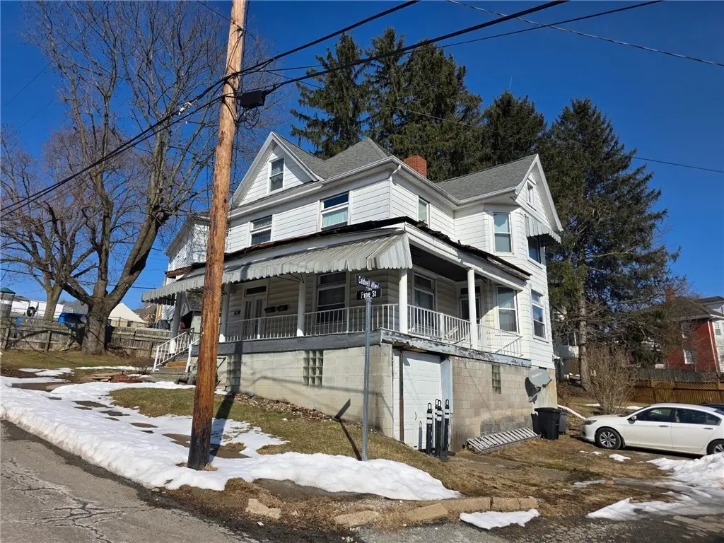 725 Pine St, Irwin, PA 15642 - #1