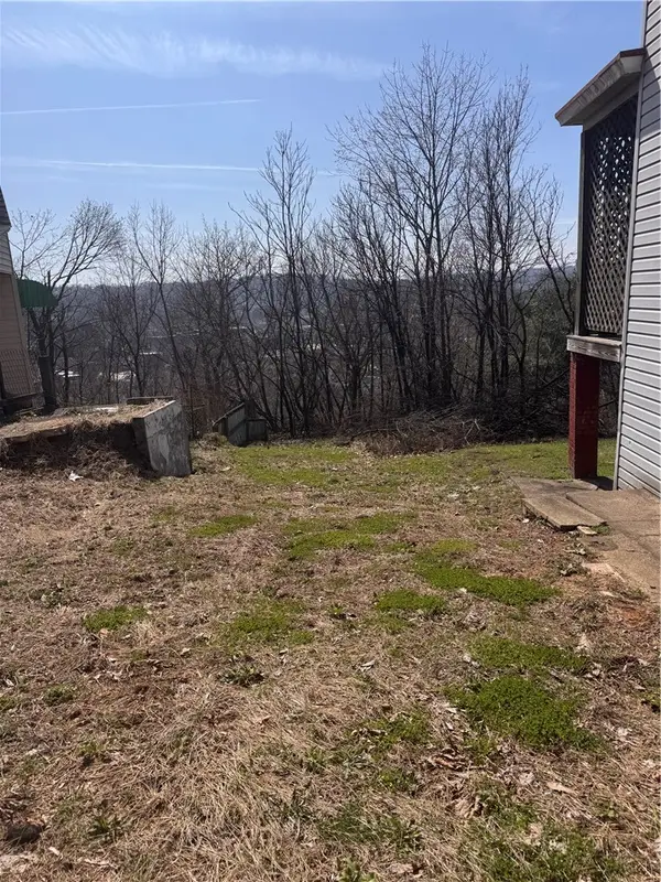 301 Fair Oaks St, Mc Kees Rocks, PA 15136