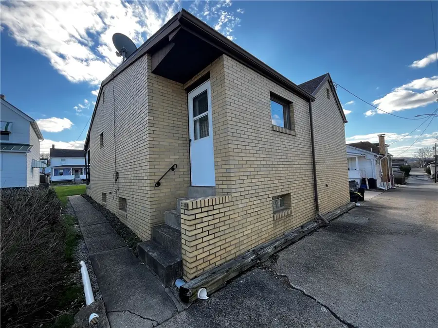 406 Walnut St, Vandergrift, PA 15690 - #2