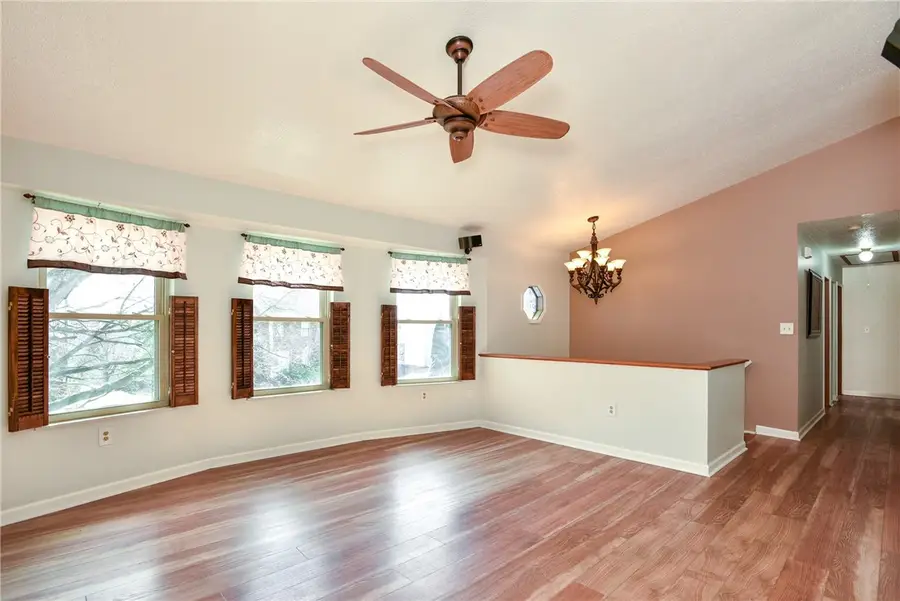 547 Cresthaven Dr, Pittsburgh, PA 15239 - #2