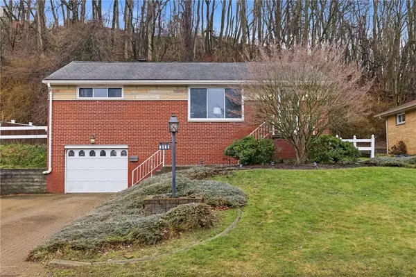 3138 Woodridge Dr, Pittsburgh, PA 15227