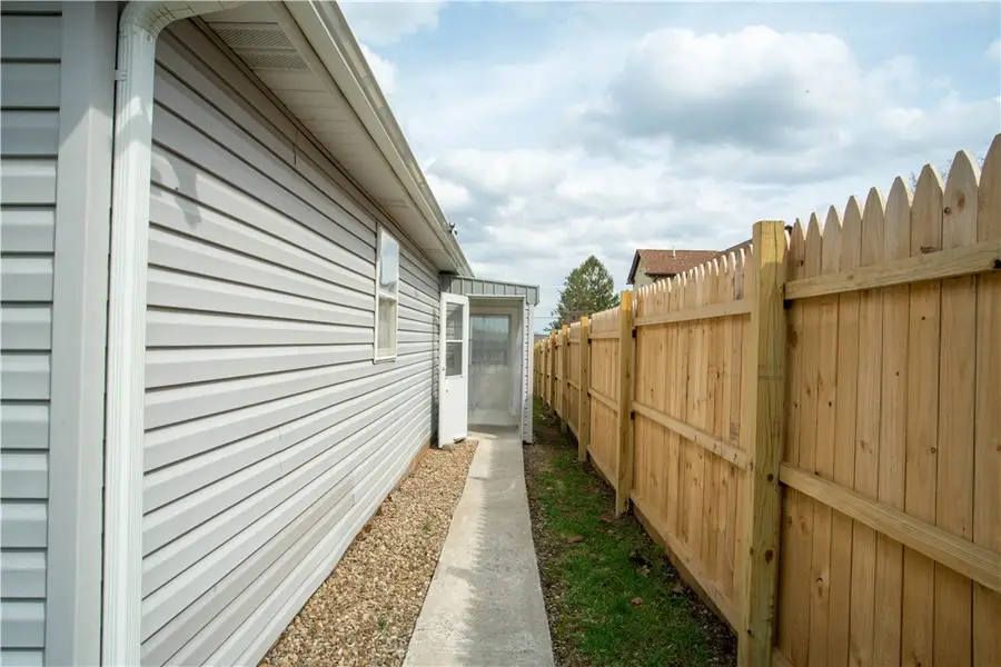 423 16th Ave, Beaver Falls, PA 15010 - #2