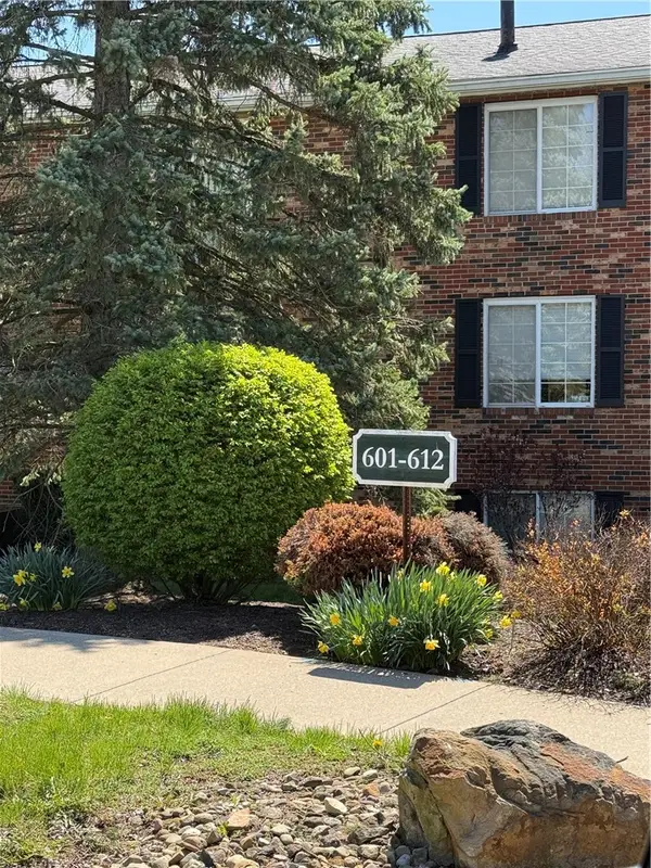 608 Bonnie Brae Dr, Coraopolis, PA 15108