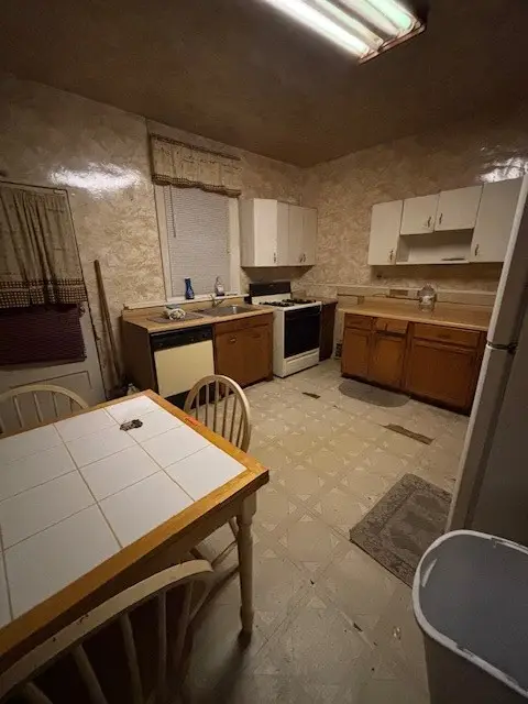 15 Holland Ave, Braddock, PA 15104 - #3