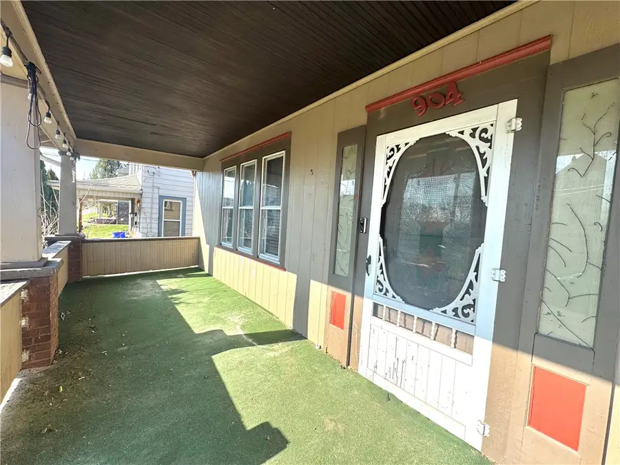 904 W Clayton St, New Castle, PA 16102 - #3