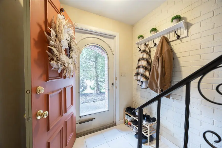 305 Woodbridge Dr, Pittsburgh, PA 15237 - #2