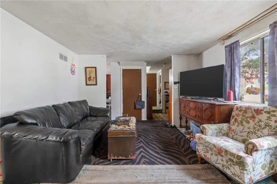 1781 Ivanhoe Dr, Irwin, PA 15642 - #2