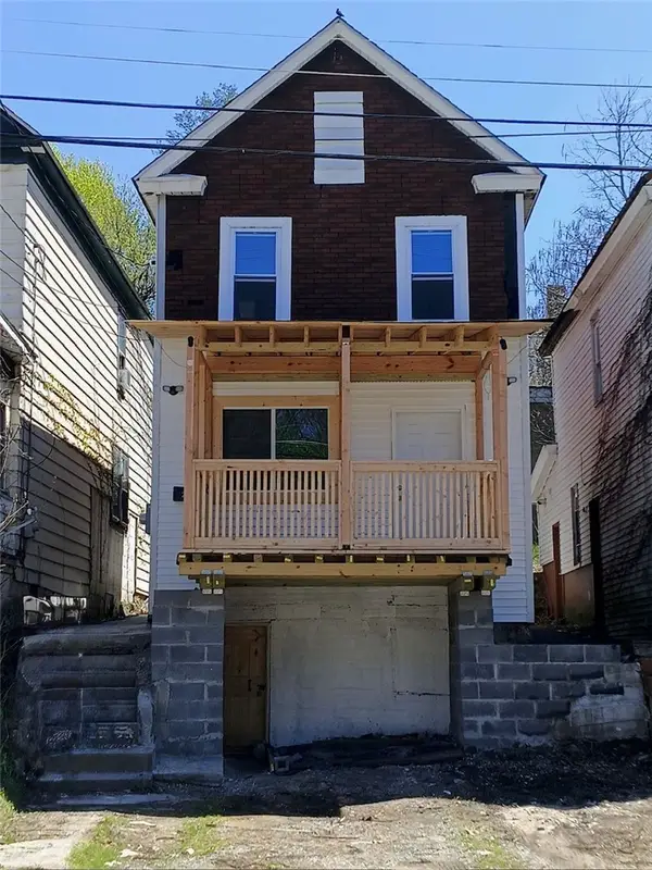 210 N 4th St, Jeannette, PA 15644