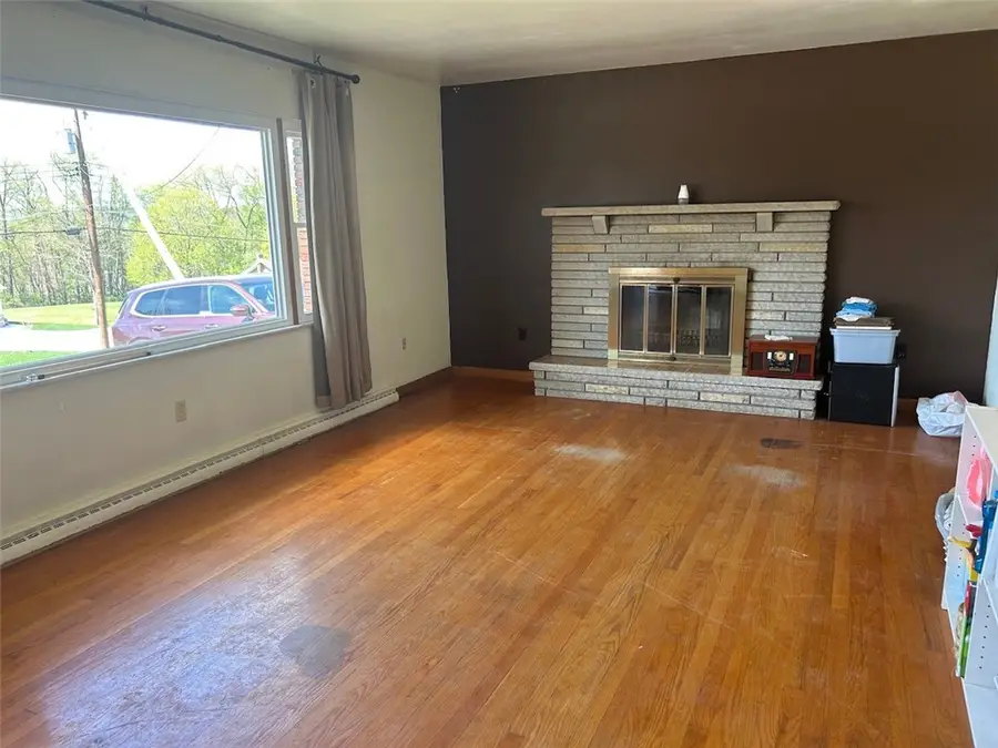 541 Morningstar Dr, Ellwood City, PA 16117 - #3