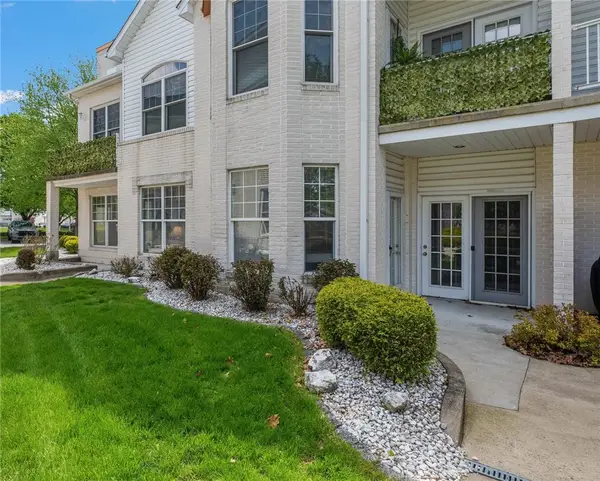 212 Adams Pointe Blvd #7, Mars, PA 16046